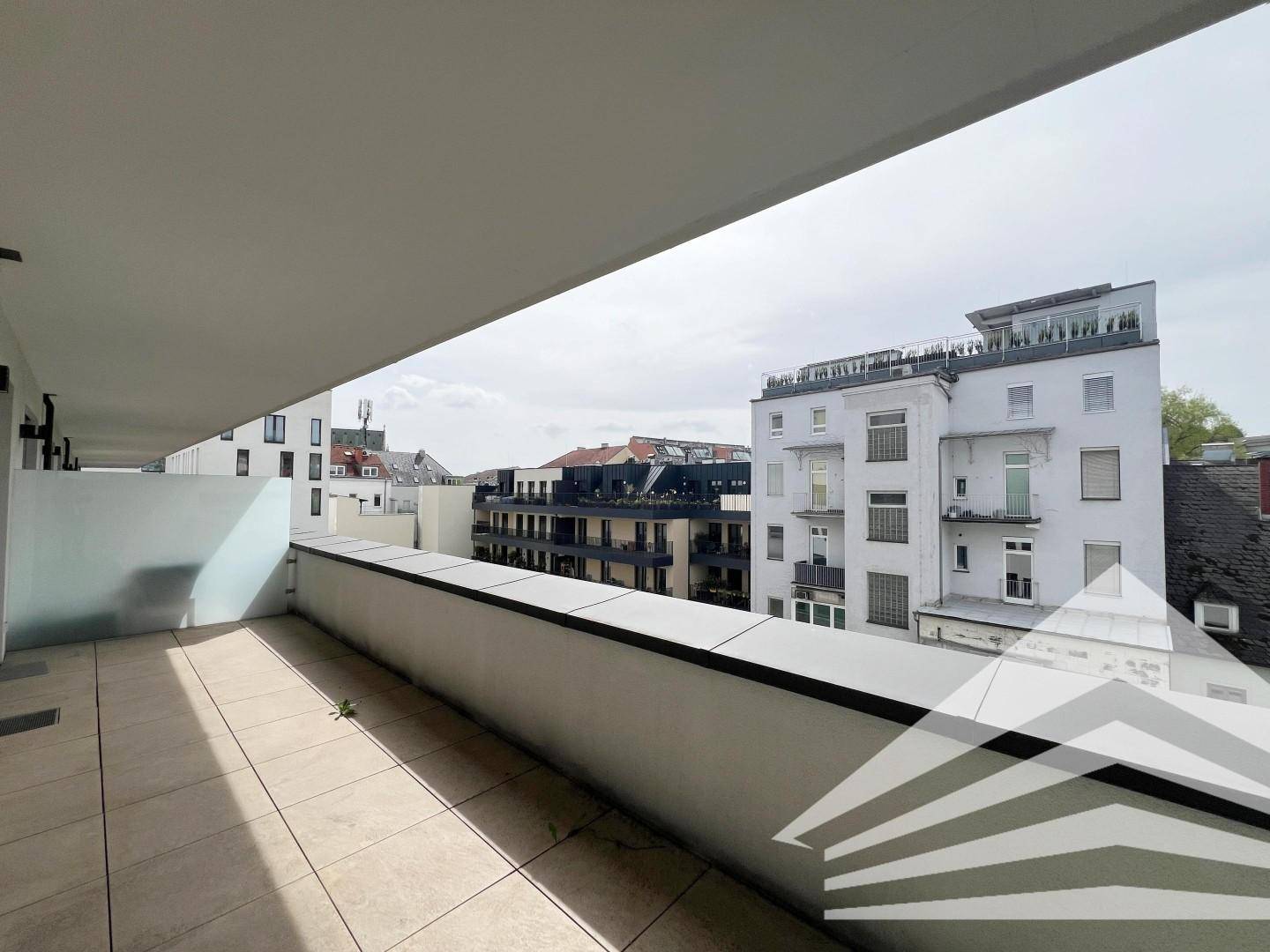 westseitige Terrasse