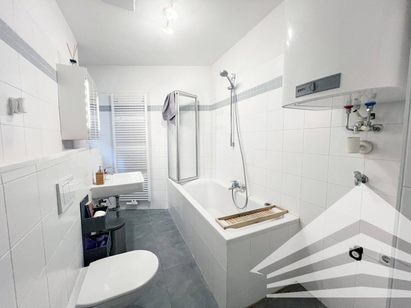 Badezimmer inkl. Wanne und WC