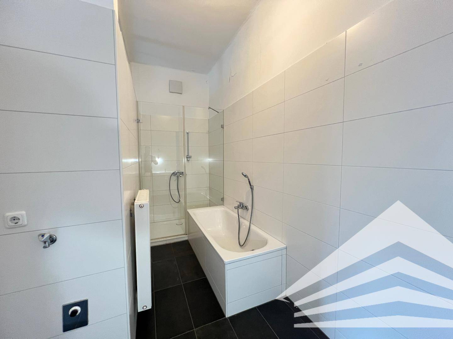 Badezimmer mit Wanne und Dusche