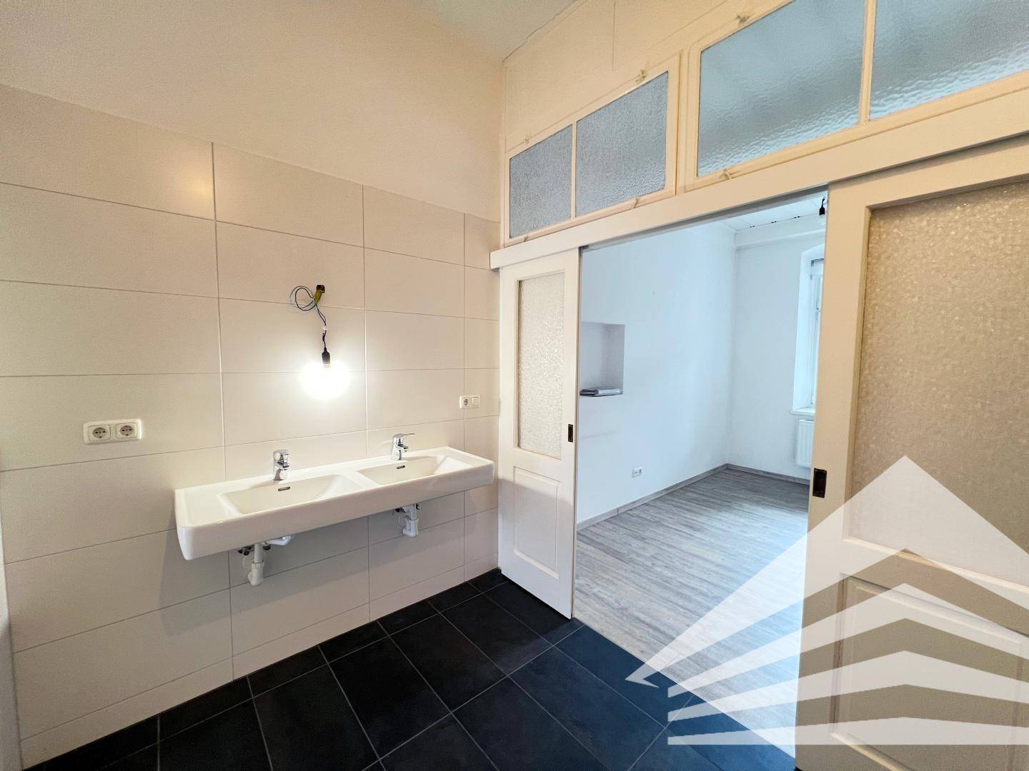 Badezimmer mit Doppelwaschbecken
