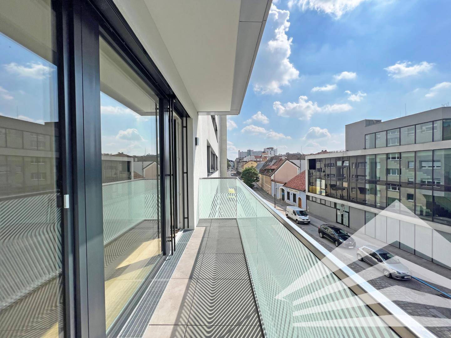 Balkon (straßenseitig)
