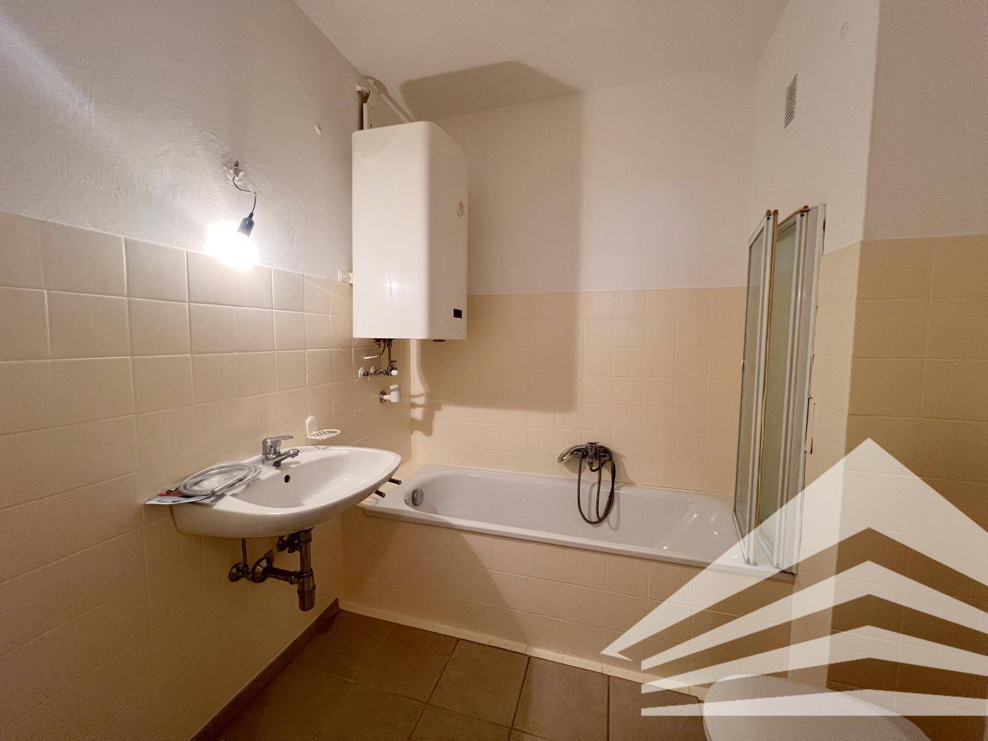 Badezimmer inkl. Wanne und WC