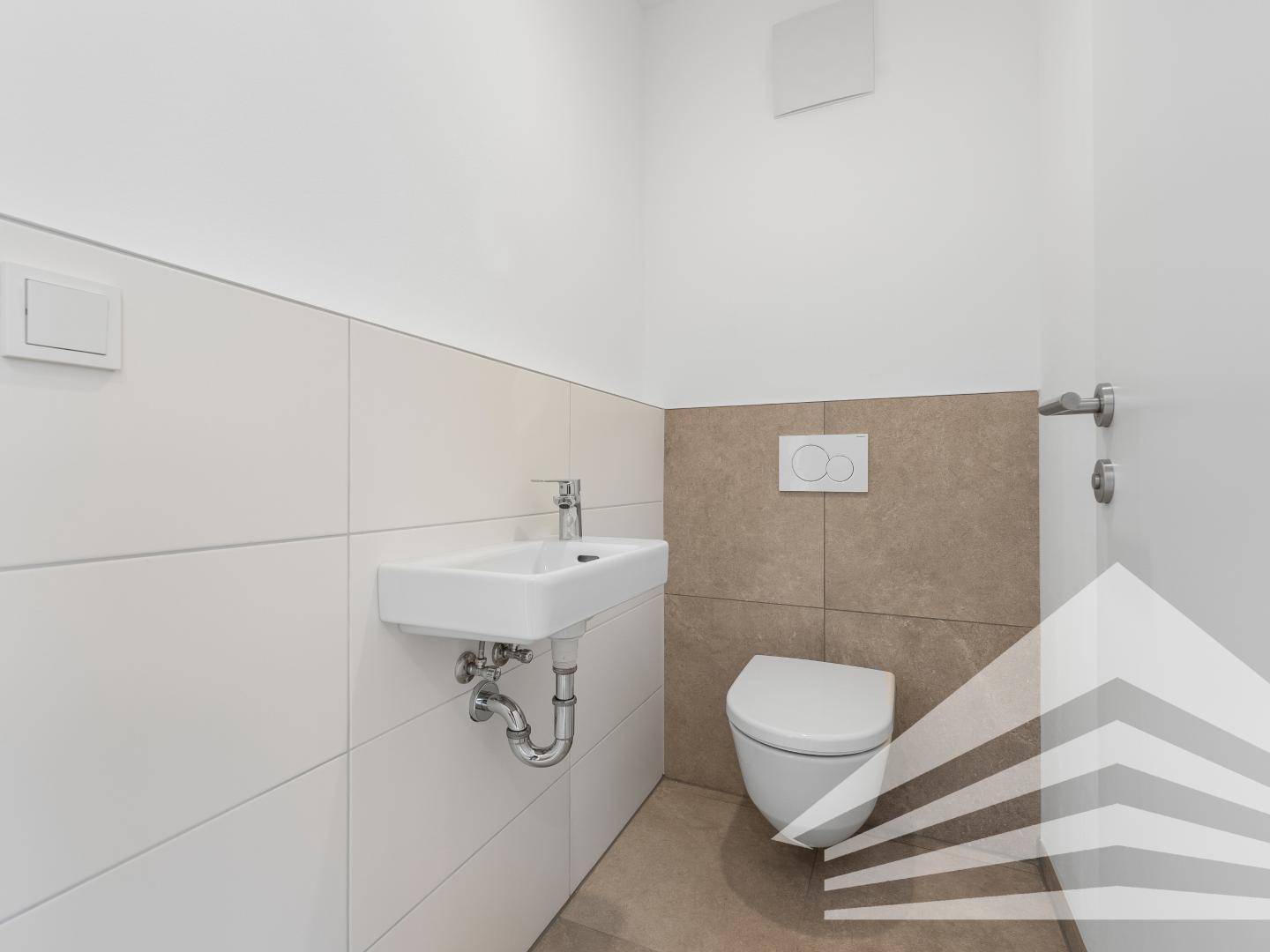 Modernes Gäste-WC mit wandhängender Toilette und kleinem Waschbecken.