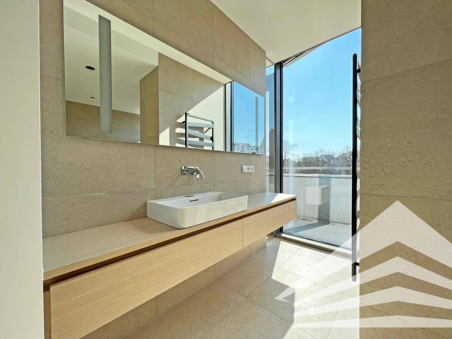 Modernes Badezimmer mit Einzelwaschbecken, großem Spiegel und bodentiefem Fenster für Helligkeit.