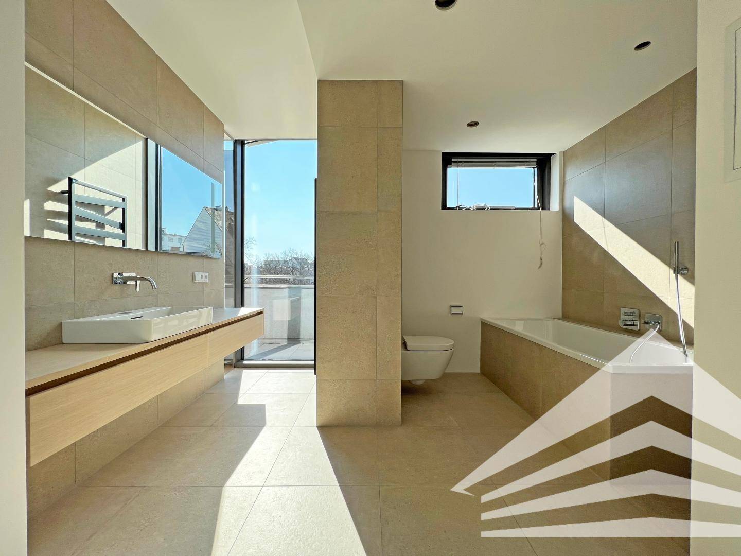 Modernes Badezimmer mit Doppelwaschbecken, Badewanne und großem Fenster für viel Tageslicht.