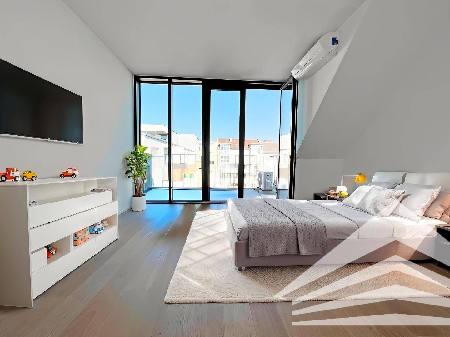 Modern eingerichtetes Schlafzimmer mit Holzboden, Balkonzugang und Klimaanlage im Dachgeschoss.