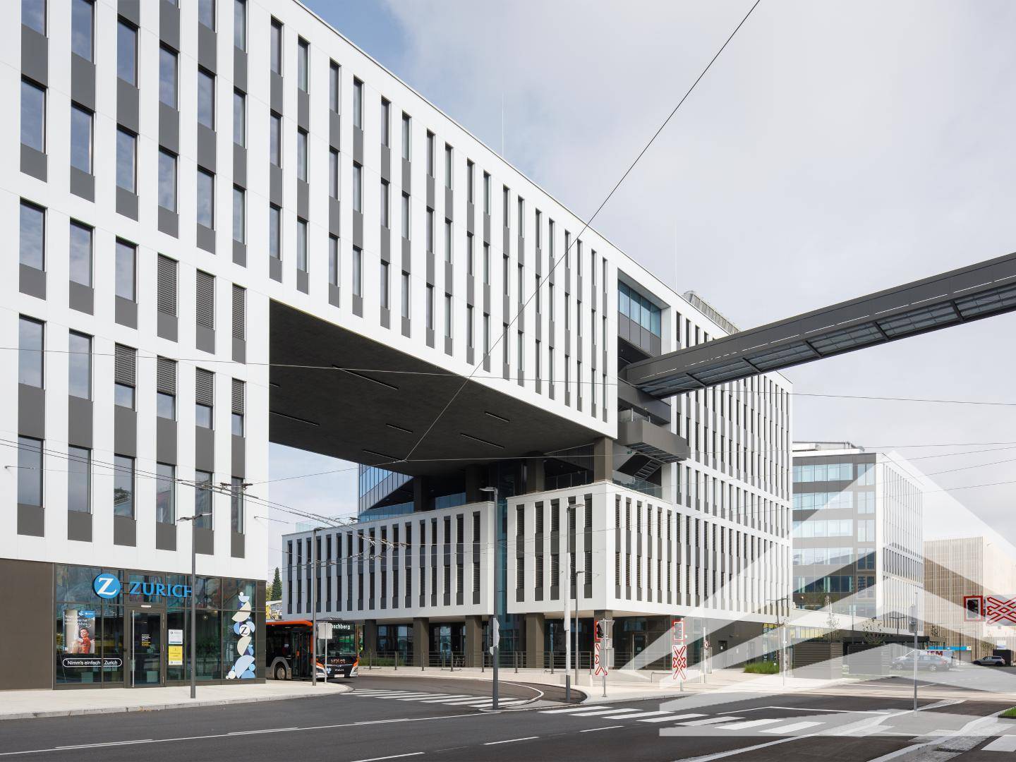 Architektonisch anspruchsvolles Bürogebäude mit schwebendem Gebäudeteil und Verbindungsbrücke.