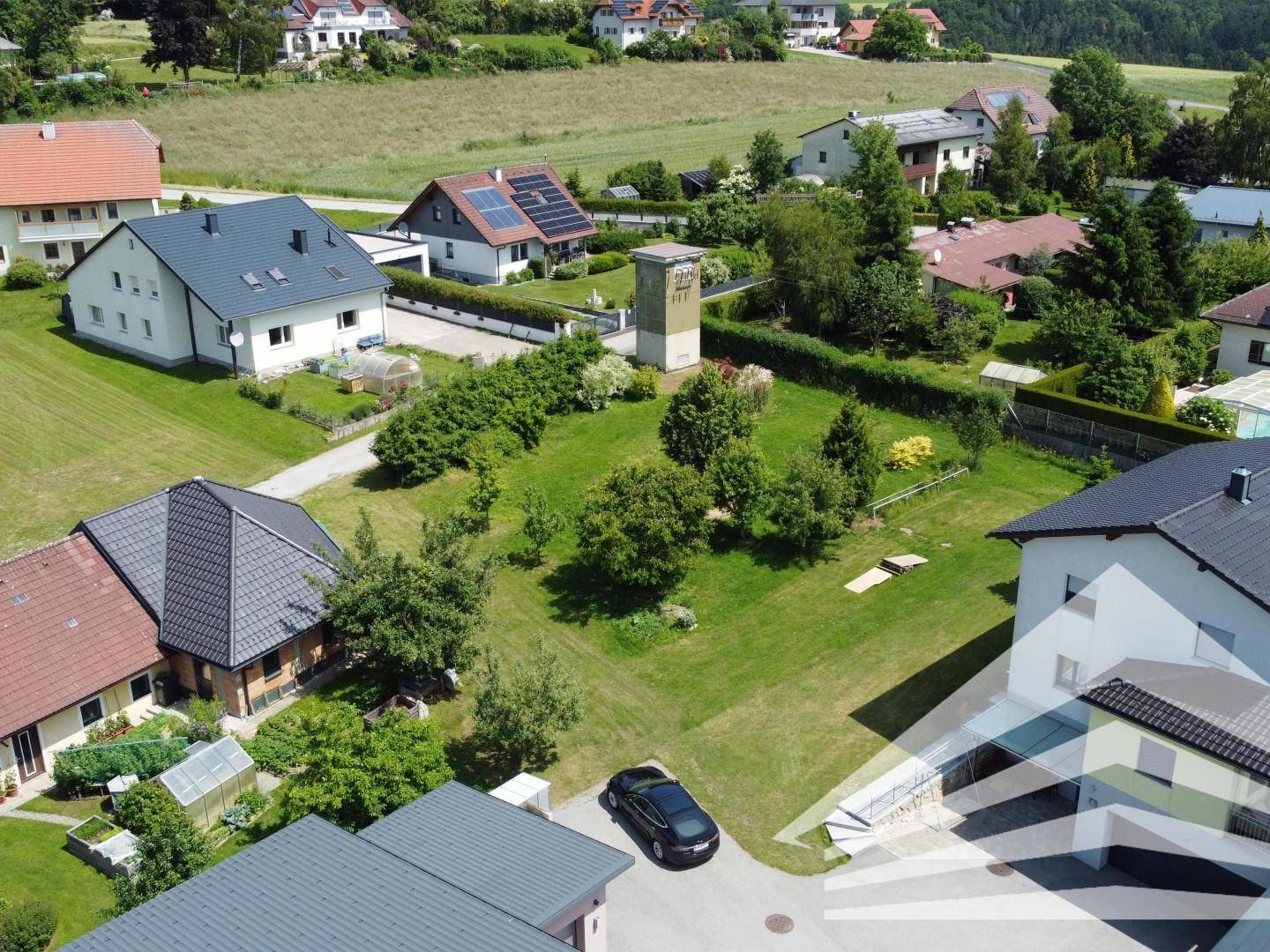 Übersicht des Grundstücks mit angrenzenden Häusern und weiten Feldern in der Ferne.