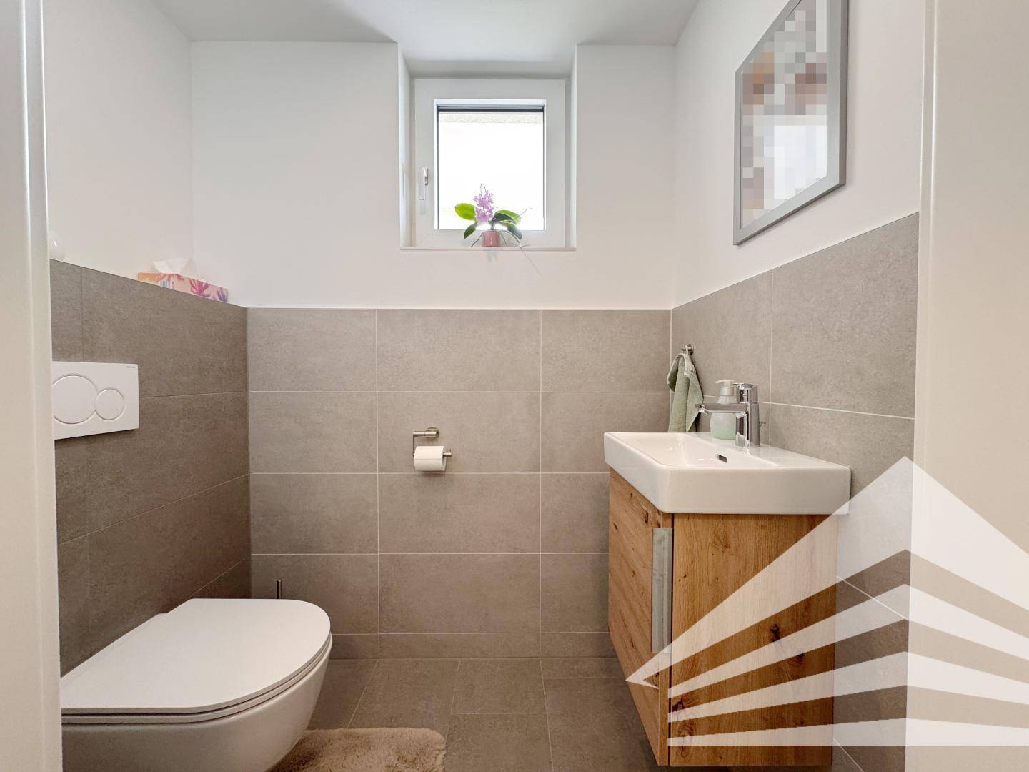 Modernes Gäste-WC mit wandhängendem WC, Waschbecken und Fenster.