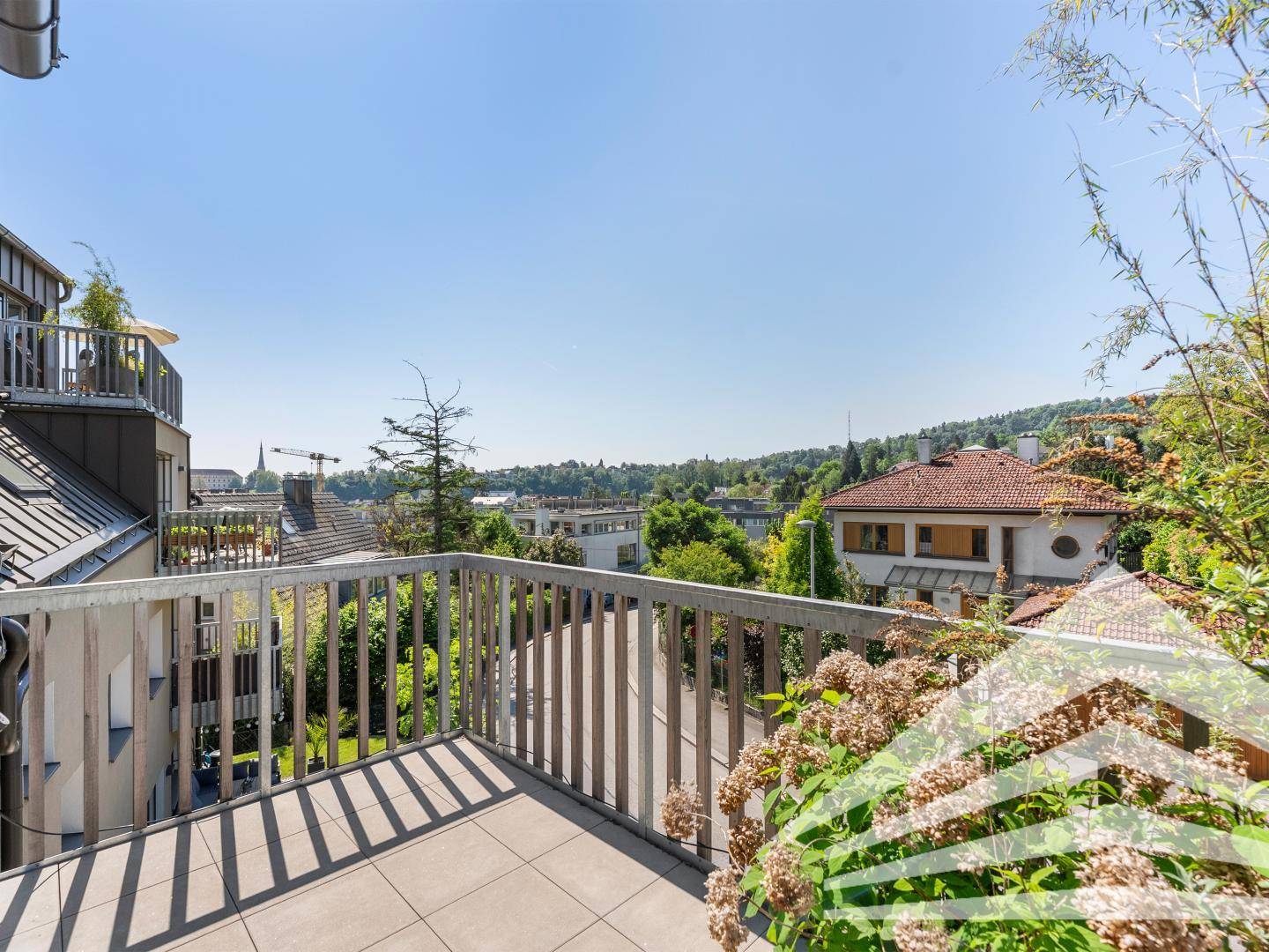 Balkon mit weitem Blick über die Stadt und viel Grün in der Umgebung.