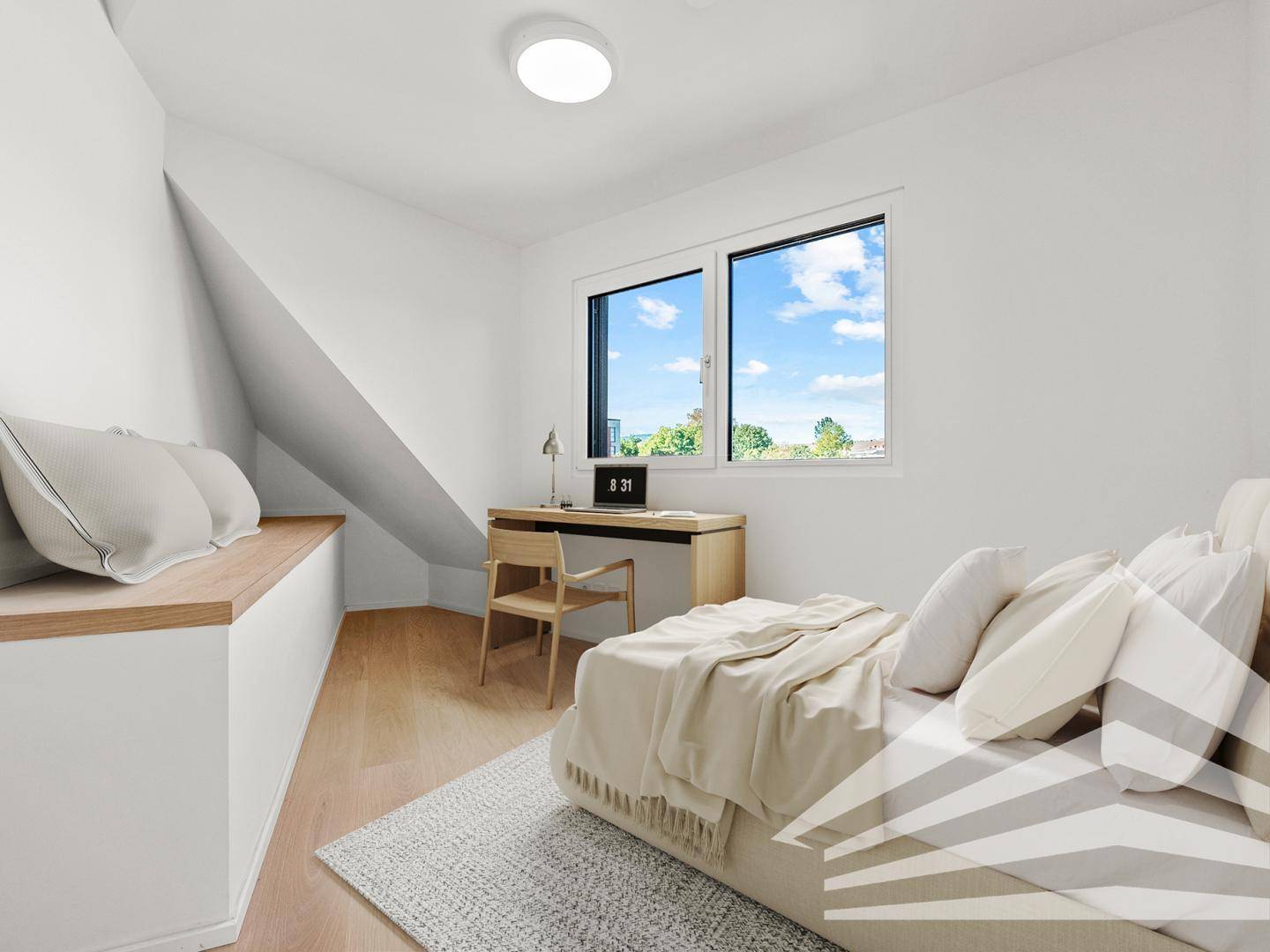 Virtuell eingerichtetes Schlafzimmer im Dachgeschoss mit Schreibtisch und Tageslicht.