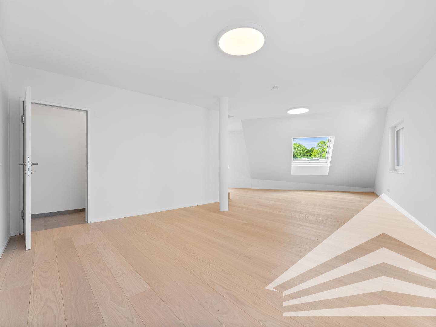 Geräumiger, heller Wohnbereich mit Holzfußboden und Dachfenster, bietet vielseitige Gestaltungsmöglichkeiten.