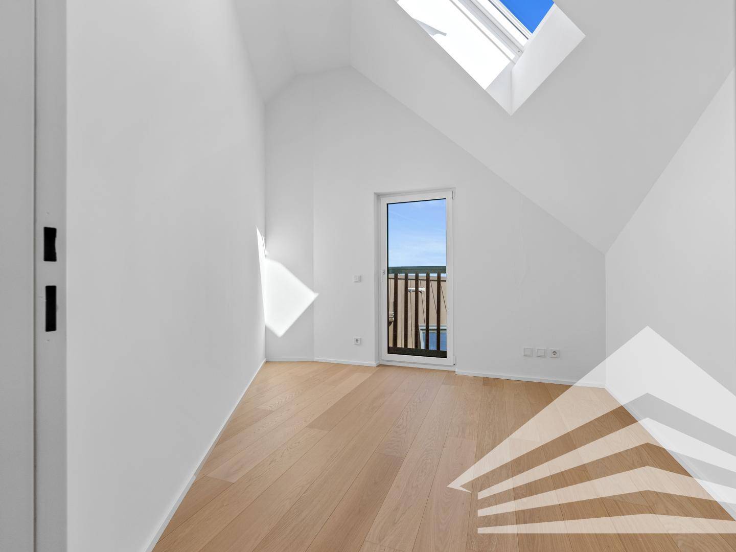 Helles, unmöbliertes Zimmer mit Dachfenster und Balkonzugang, ideal als Kinder- oder Arbeitszimmer.