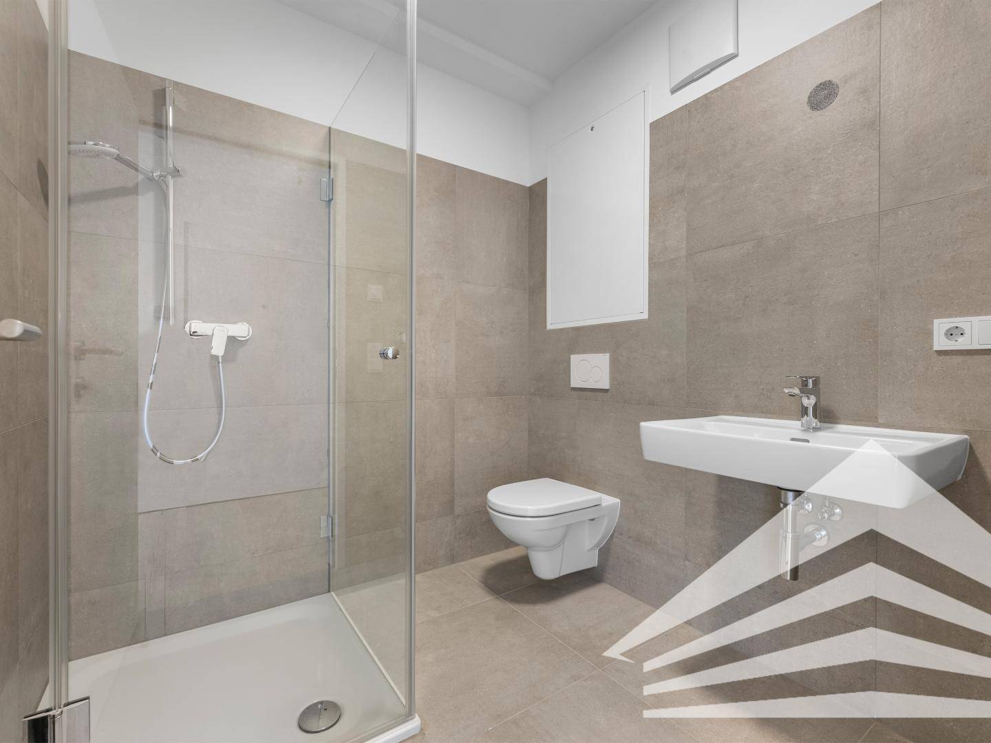 Modernes Badezimmer mit begehbarer Dusche, Wand-WC und großformatigen Fliesen.