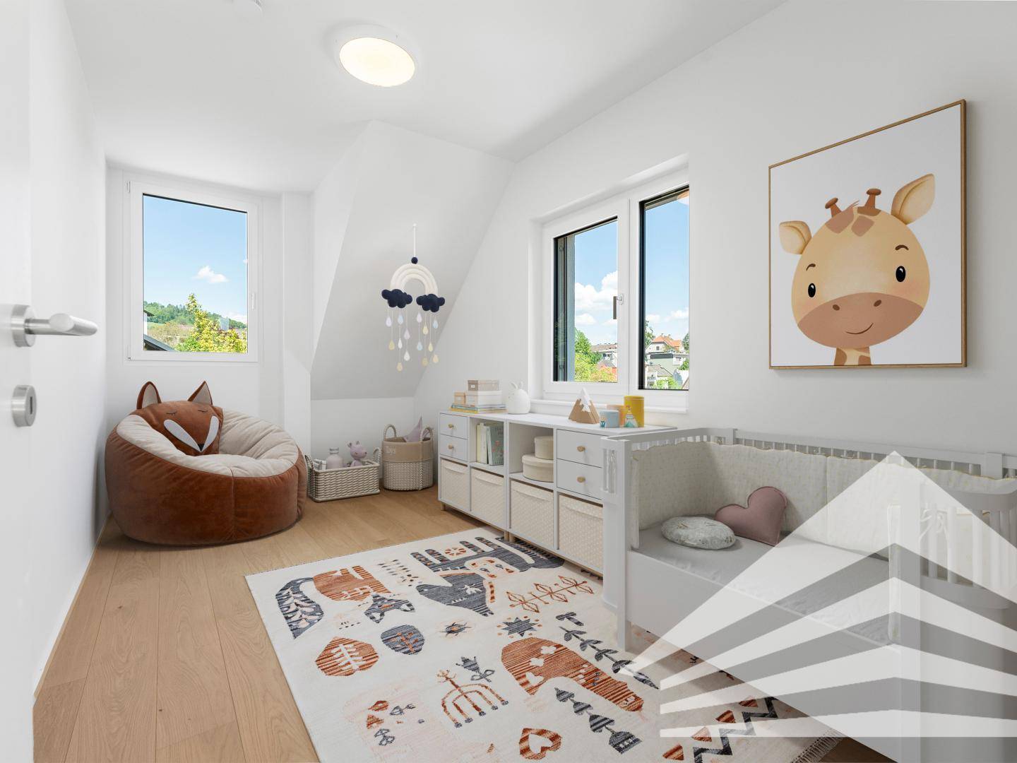 Freundliches Kinderzimmer mit Holzboden, zwei Fenstern und bunter Dekoration.