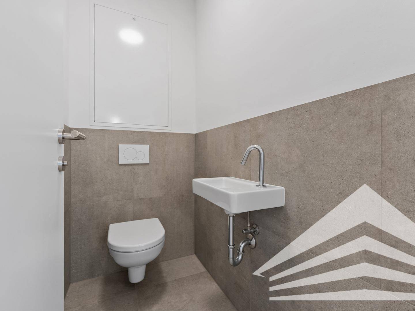 Kleines Gäste-WC mit Wand-WC, Waschbecken und modernen Fliesen an den Wänden.