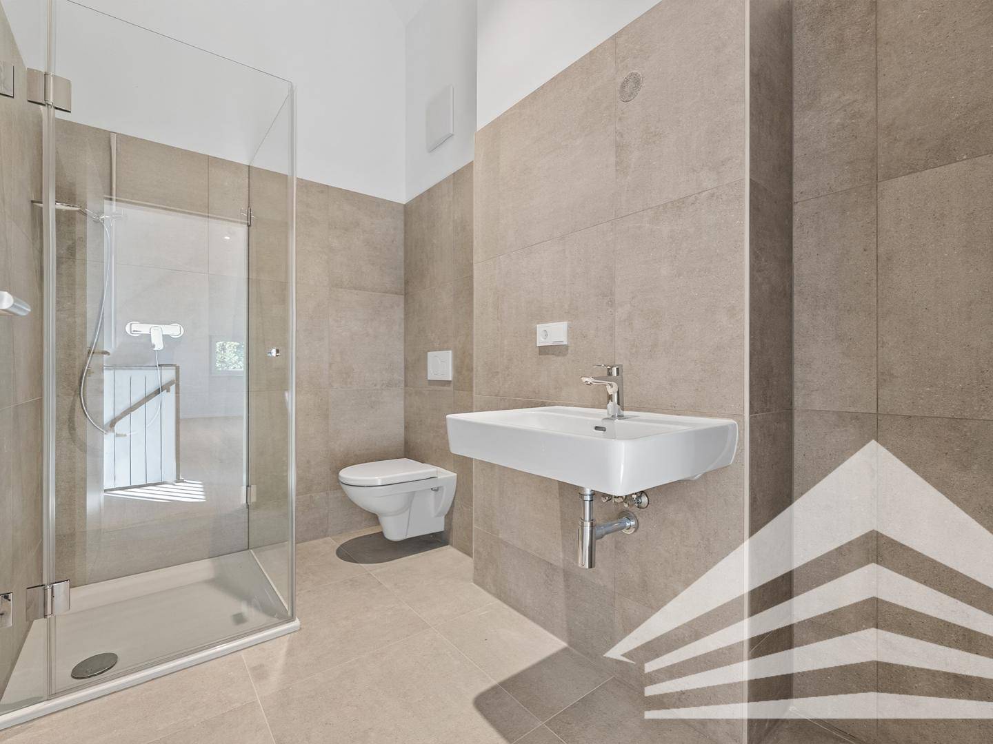Modernes Badezimmer mit begehbarer Glasdusche, wandhängender Toilette und Waschbecken.