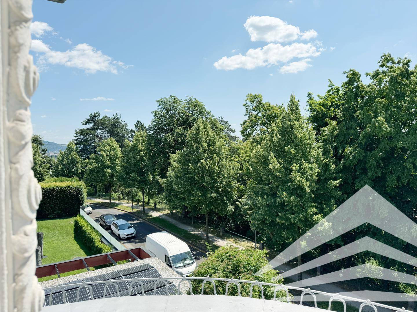 Weitblick über die Baumwipfel und die Straße von der oberen Etage.