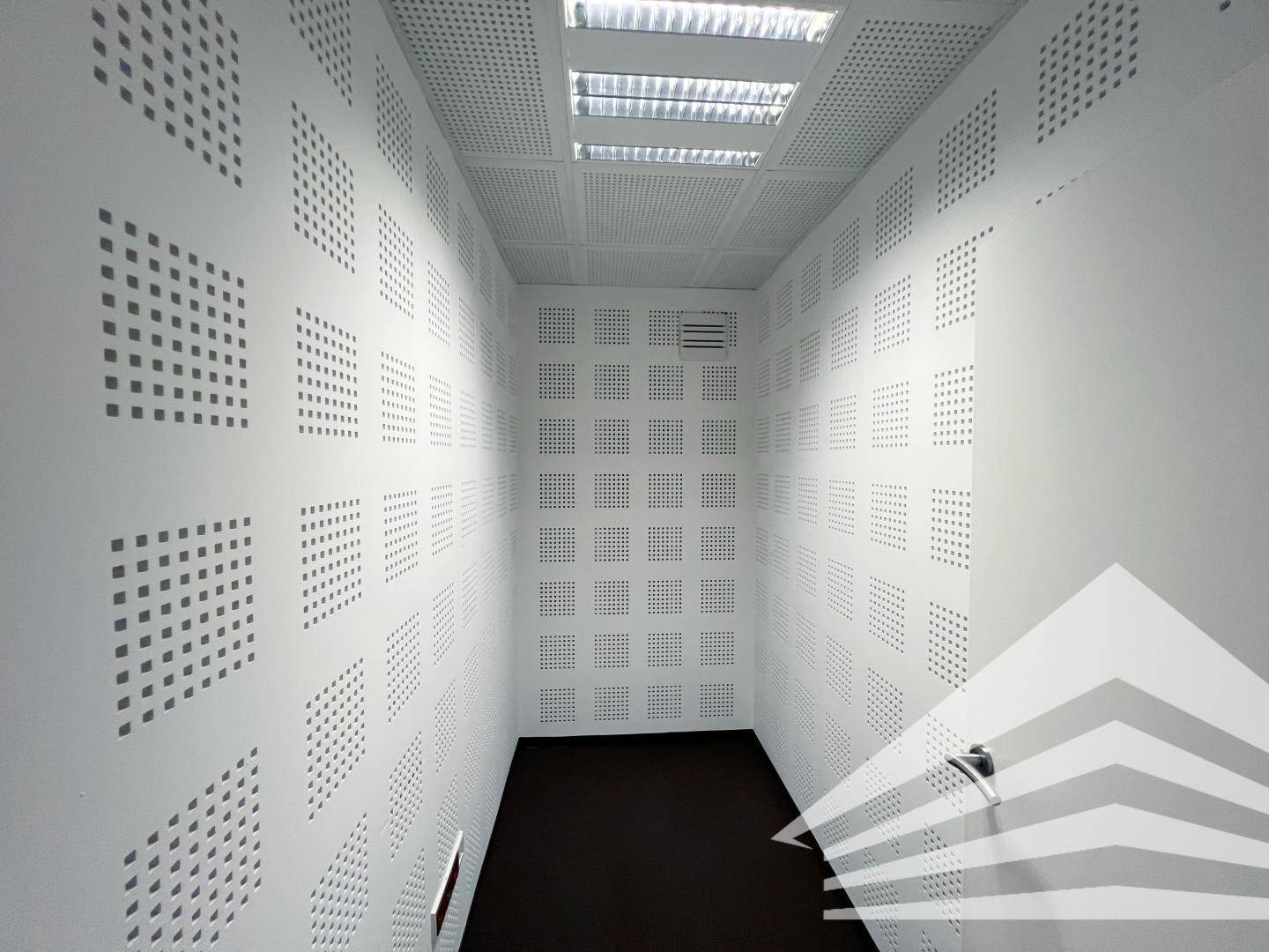 Kleiner Raum mit schallabsorbierenden Wänden und Deckenplatten, ideal für spezielle Anwendungen.