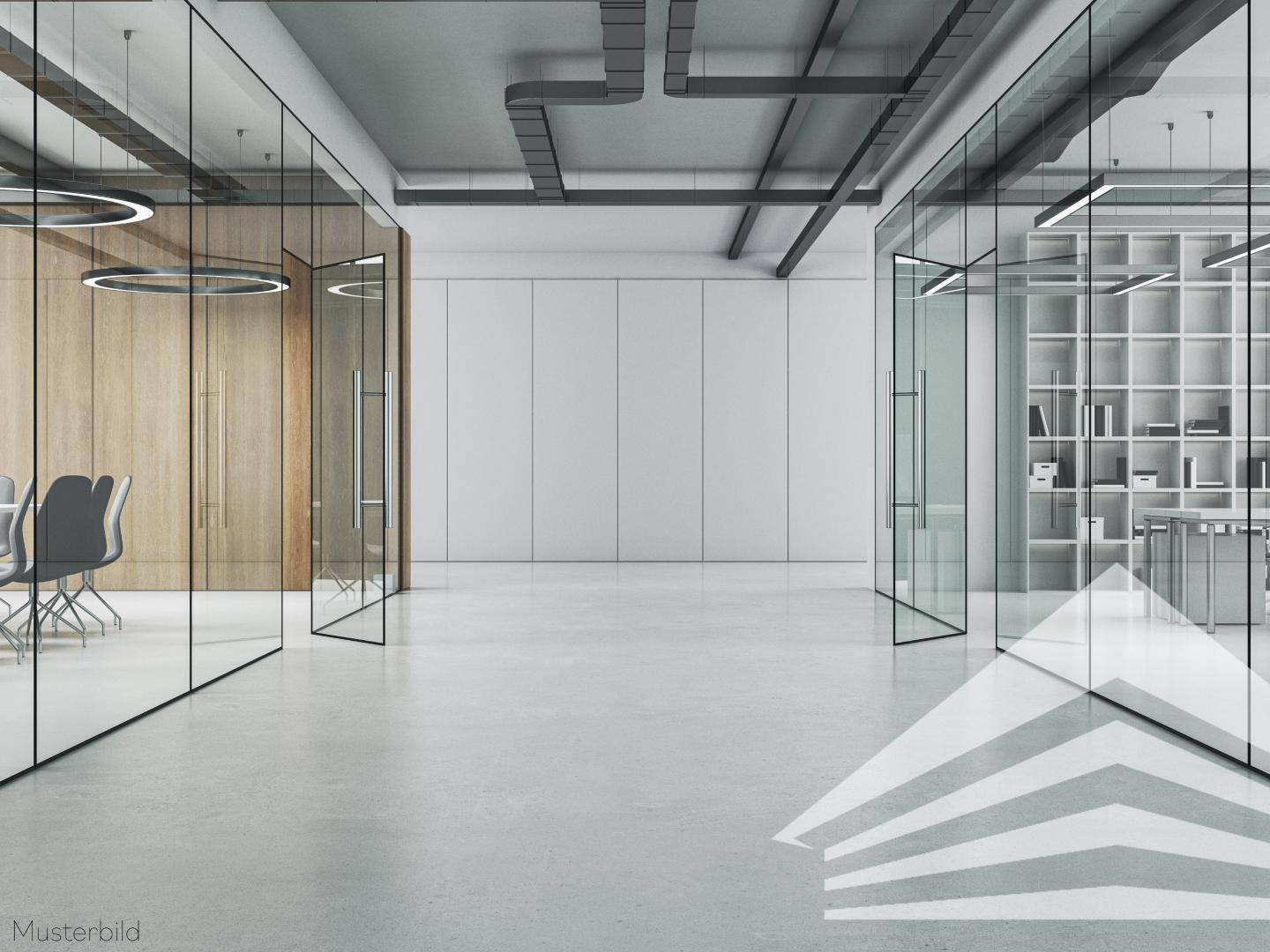 Modernes Büro mit Glaswänden, sichtbaren Lüftungskanälen und einem hellen Betonboden.