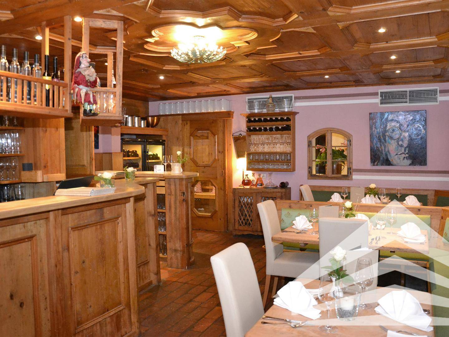 Rustikaler Speisesaal mit Holztäfelung, Deckenverkleidung und elegant gedeckten Tischen für Gäste.