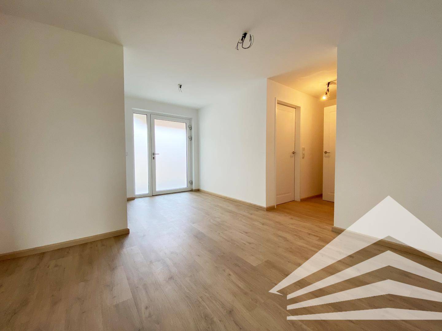 Traumhafte Neubau-Wohnung mit Küche &amp; Balkon in wunderschönem Vierkanthof – pohled 4