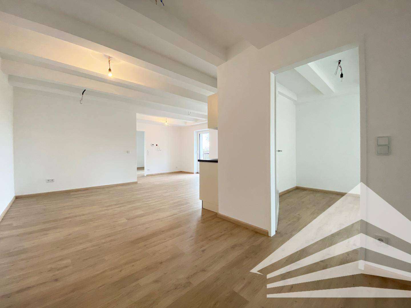 Traumhafte Neubau-Wohnung mit Küche &amp; Balkon in wunderschönem Vierkanthof – pohled 3