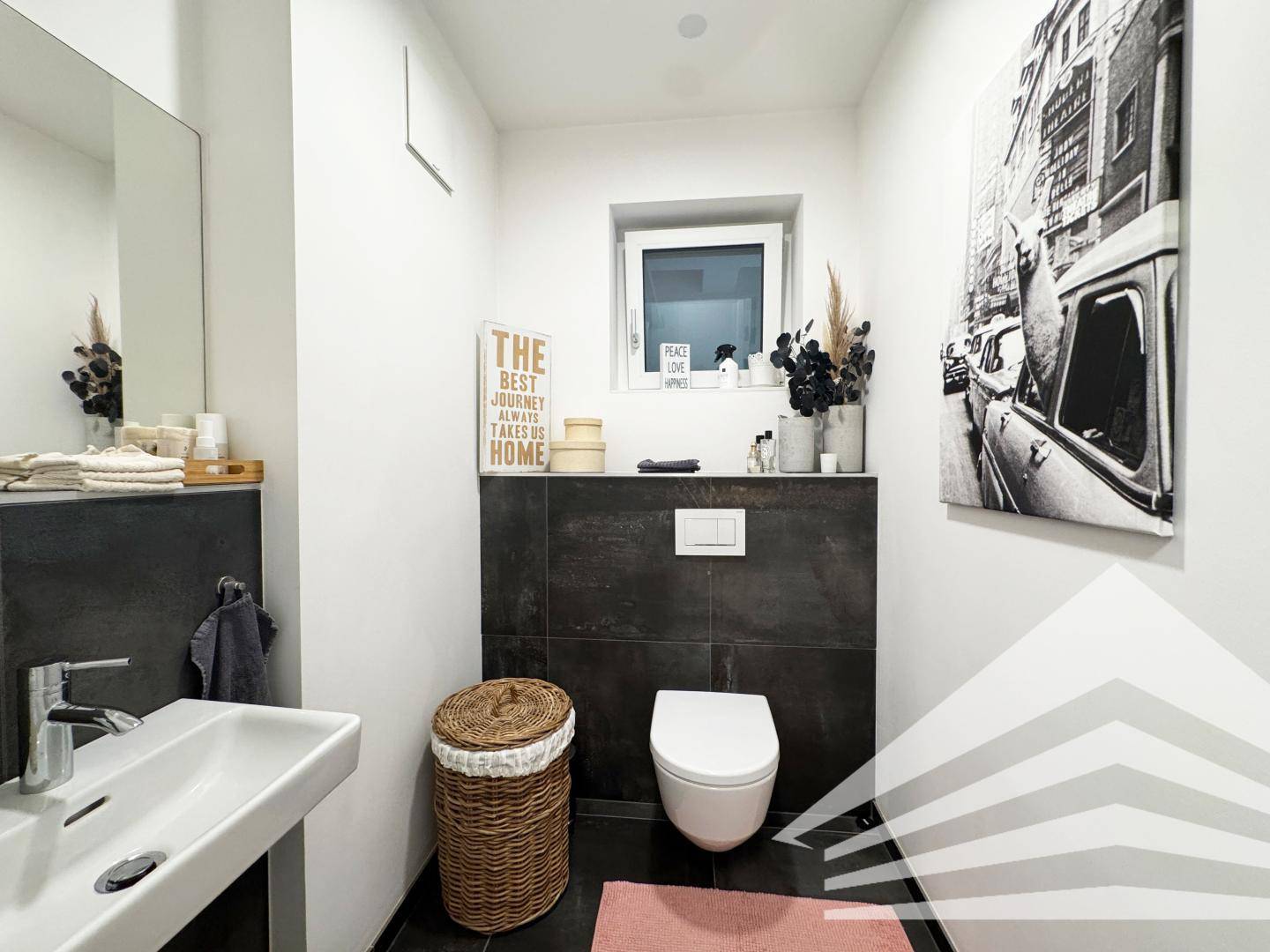 Modernes Gäste-WC mit Wand-WC, Waschtisch und Fenster.