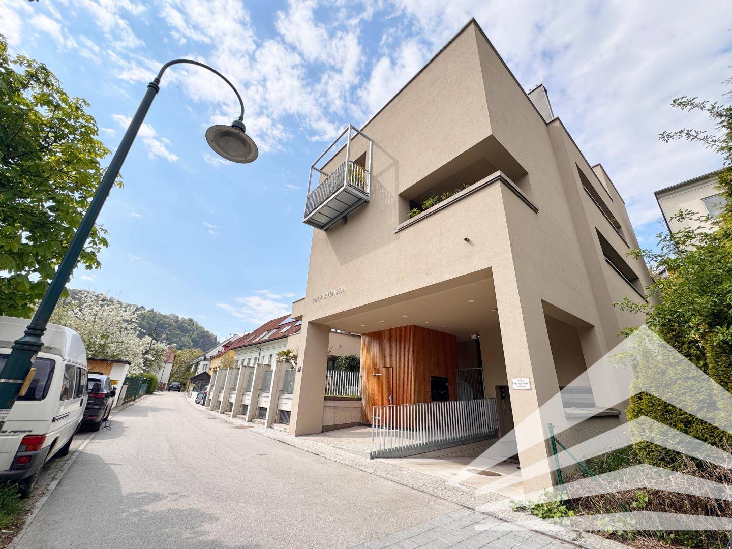Moderne Architektur des Gebäudes von der Straße aus gesehen mit Balkonen.