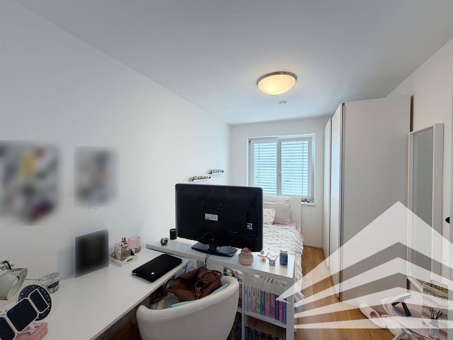 Helles Schlafzimmer mit Schreibtisch, Bett und Kleiderschrank, ideal für ein Jugendzimmer.