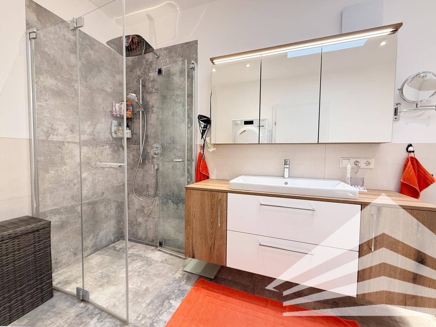 Modernes Badezimmer mit begehbarer Dusche, Holzwaschtisch und Spiegelschrank.