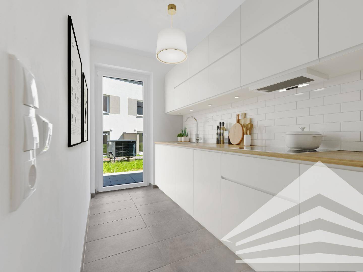 Moderne weiße Küche mit Holz-Arbeitsplatte, Fliesenrückwand und Zugang zum Garten.