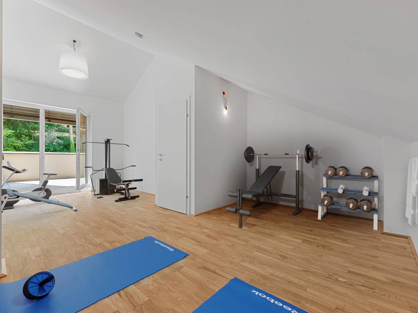 Virtuell inszenierter Fitnessraum mit Holzboden, Dachschräge und Balkonzugang.