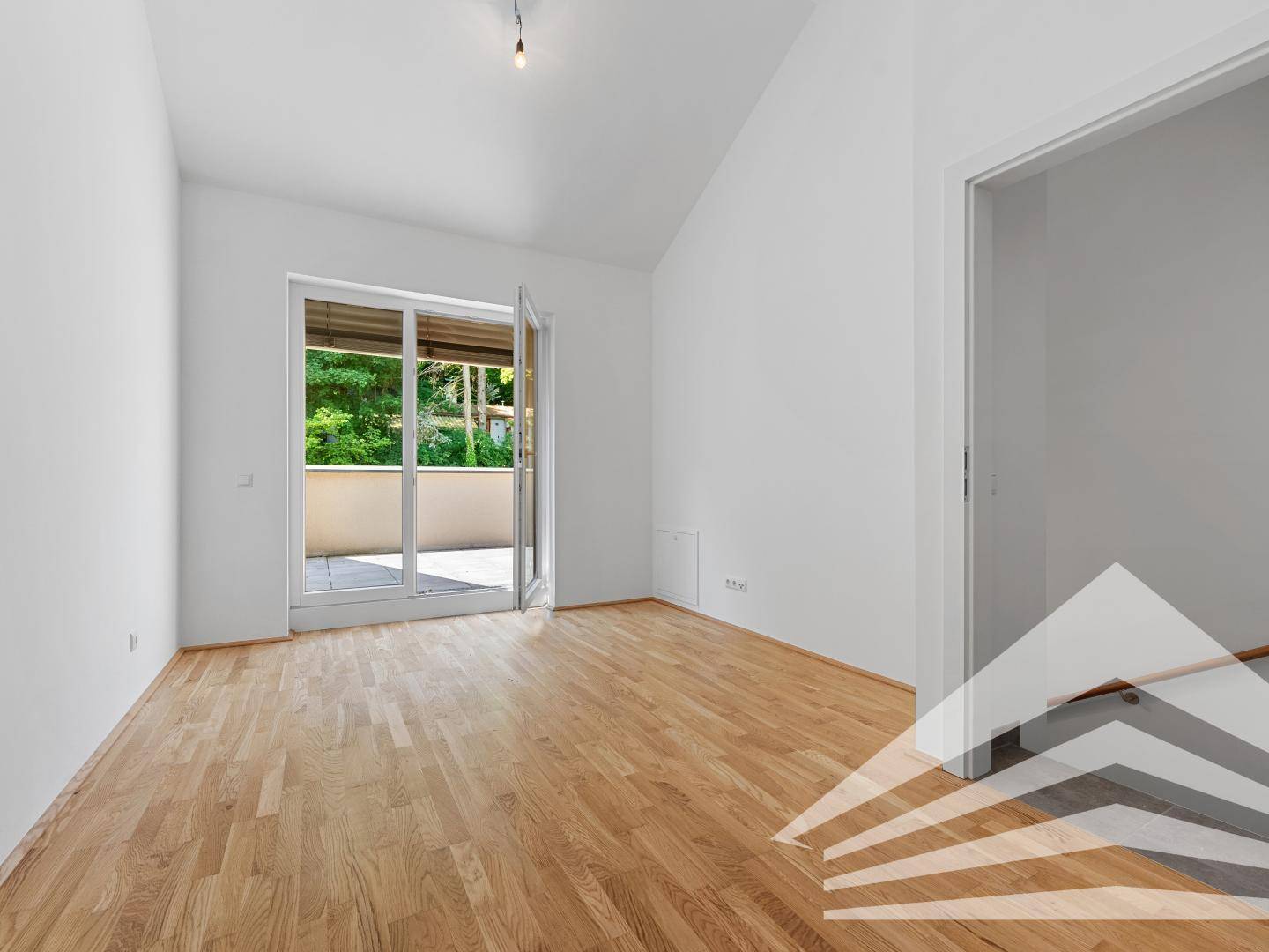 Schlafzimmer mit Parkettboden und direktem Zugang zu einem Balkon oder einer Loggia.