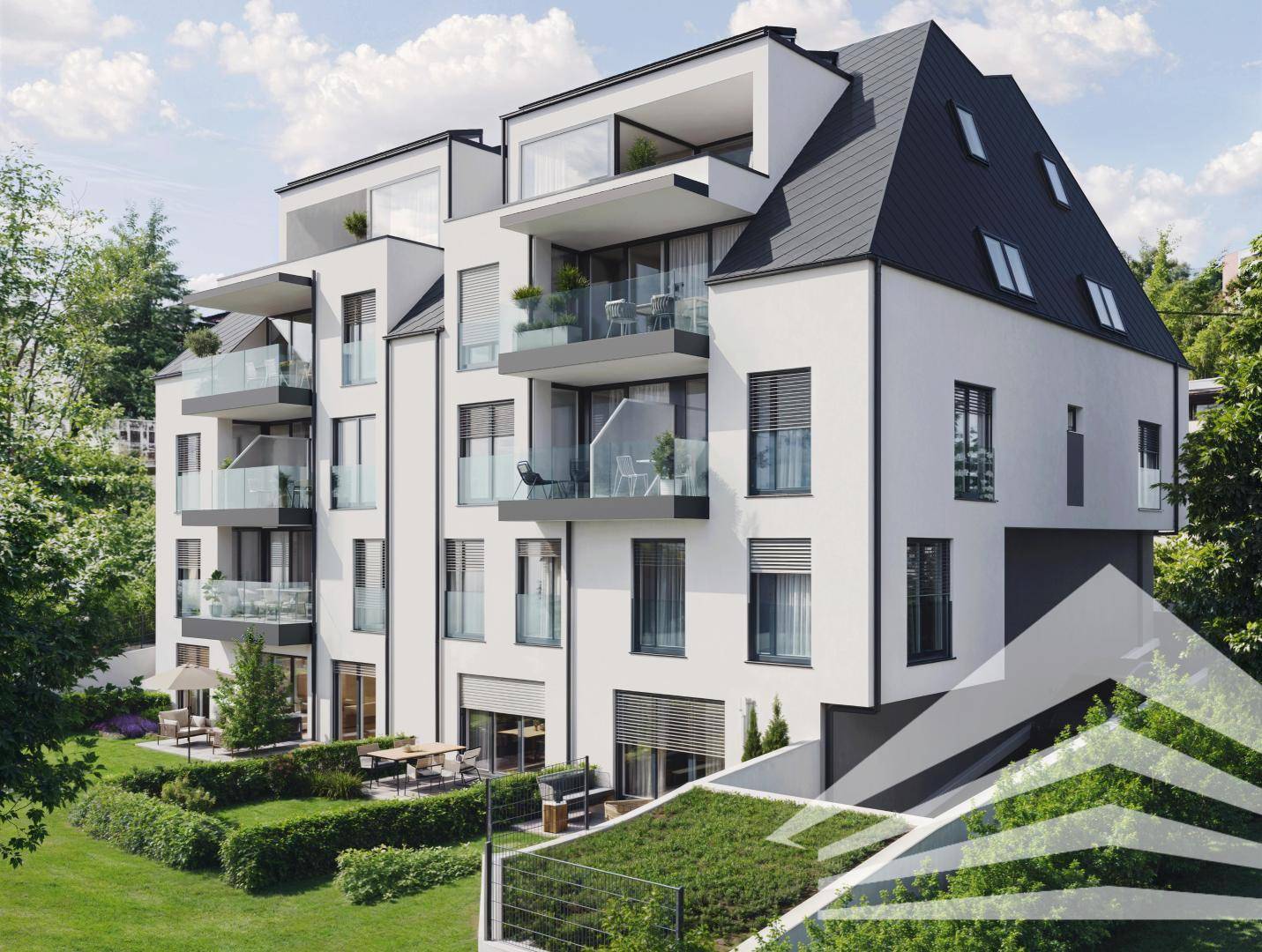 Moderne Wohnanlage mit weißer Fassade, großen Balkonen und Dachschrägen in einer grünen Umgebung.