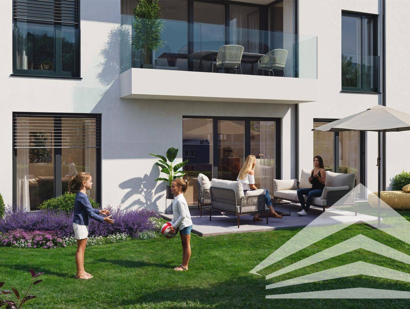 Sonnige Gartenterrasse mit Rasenfläche, Blumenbeeten und Sitzgelegenheiten, ideal für Familienaktivitäten.