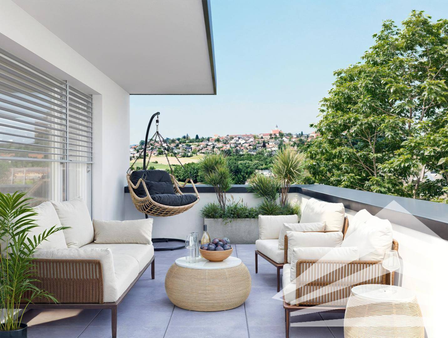 Geräumiger Balkon mit bequemen Loungemöbeln und weitem Blick über die Landschaft.