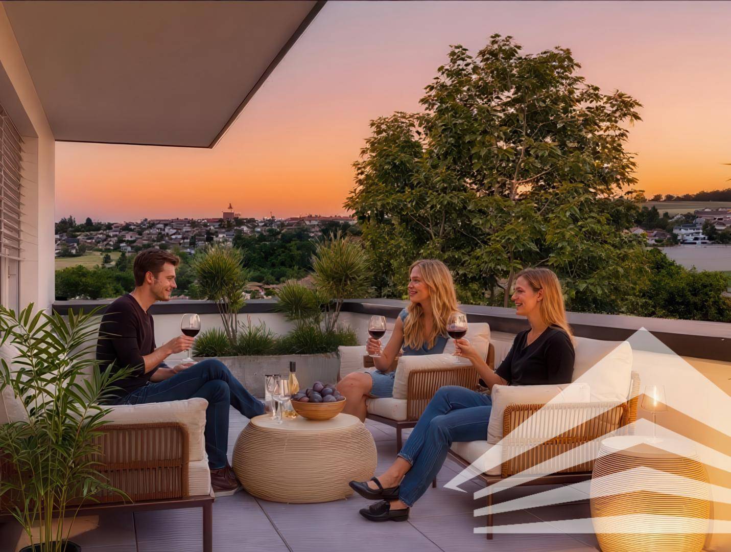 Abendstimmung auf dem Balkon mit Freunden, Loungemöbeln und Panoramablick.