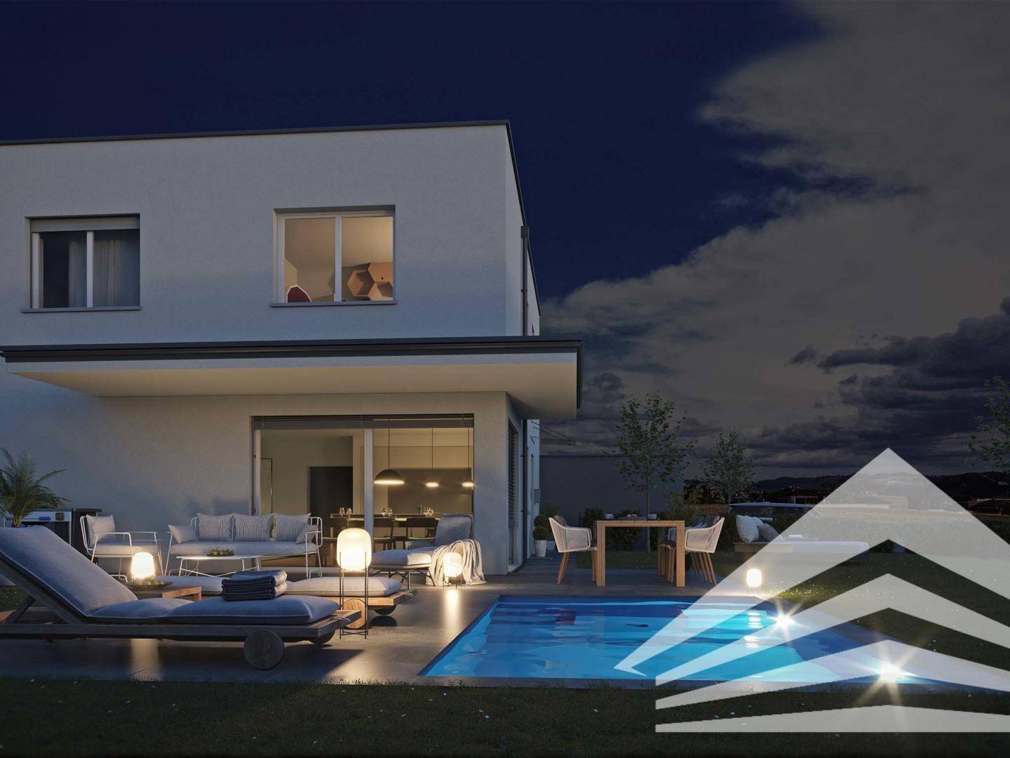 Abendliche Ansicht der beleuchteten Terrasse mit Pool und gemütlicher Outdoor-Sitzgruppe.