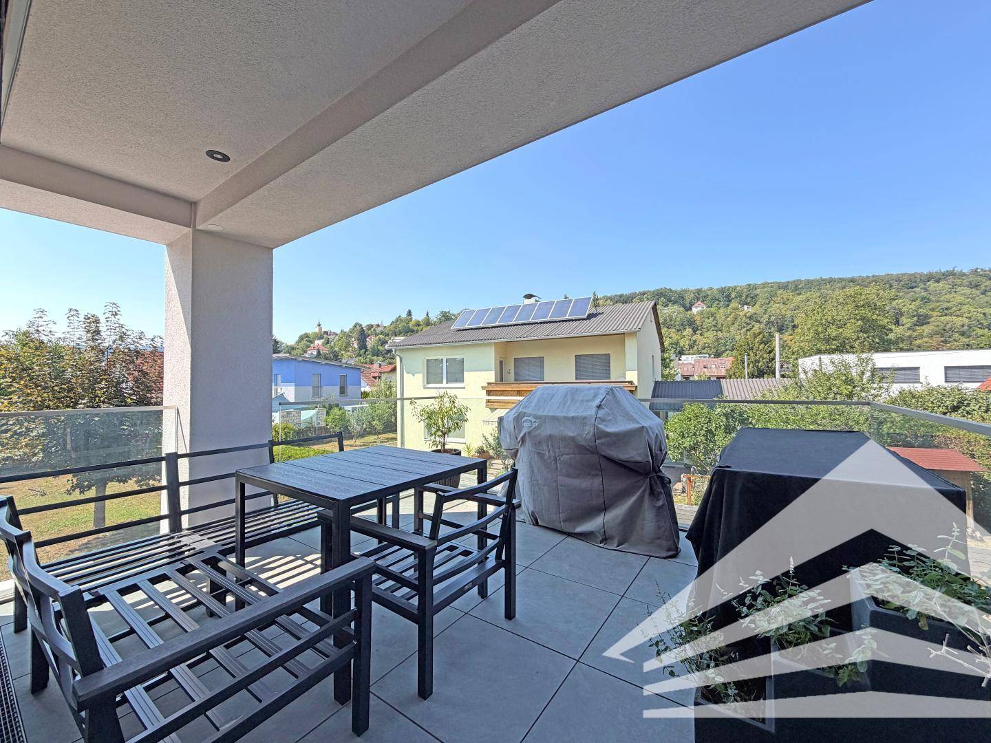 Geräumiger Balkon mit Sitzgelegenheiten und Grill, bietet einen schönen Blick ins Grüne.