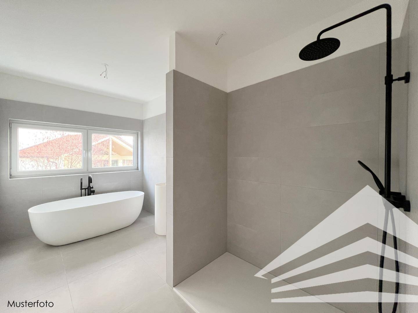 Modernes Badezimmer mit freistehender Badewanne, begehbarer Dusche und großem Fenster.