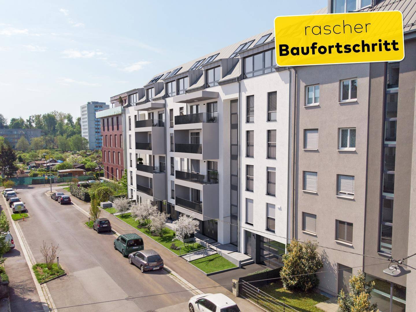 Moderne Wohnanlage mit Balkonen und großen Fenstern an einer ruhigen Wohnstraße.