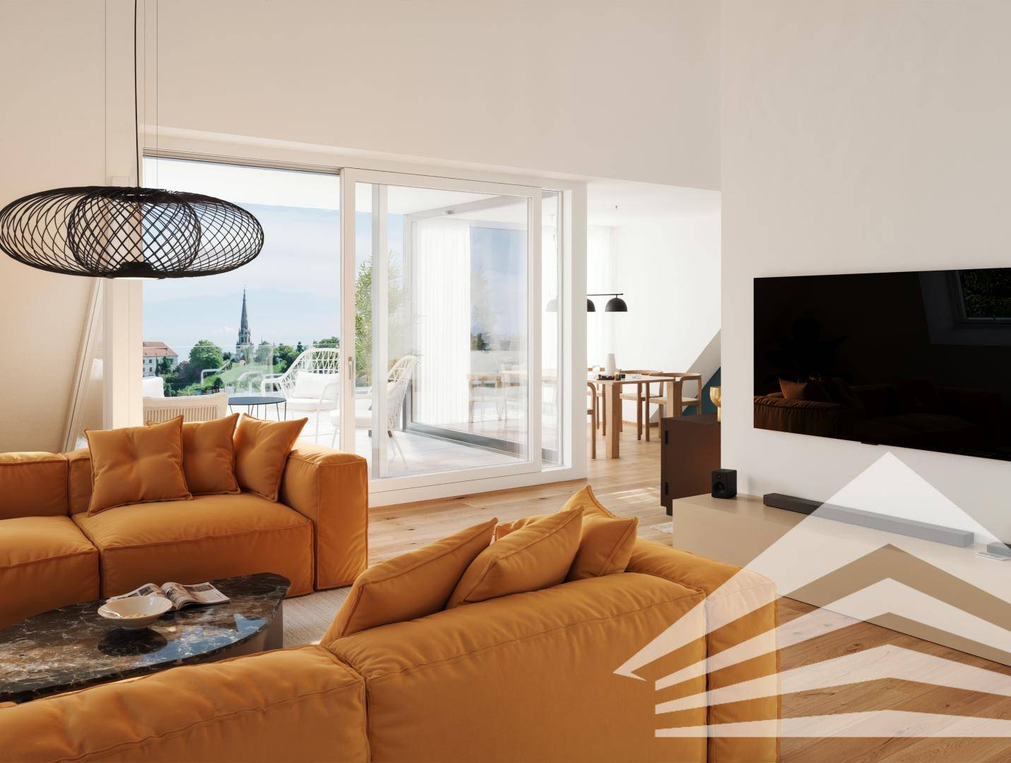 Offener Wohnbereich mit orangefarbenem Sofa, Holzboden und Balkonzugang mit Blick auf einen Kirchturm.