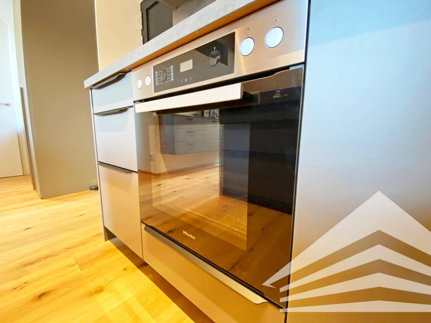 Hochwertiger Backofen der Marke Miele, integriert in die moderne Küchenzeile.