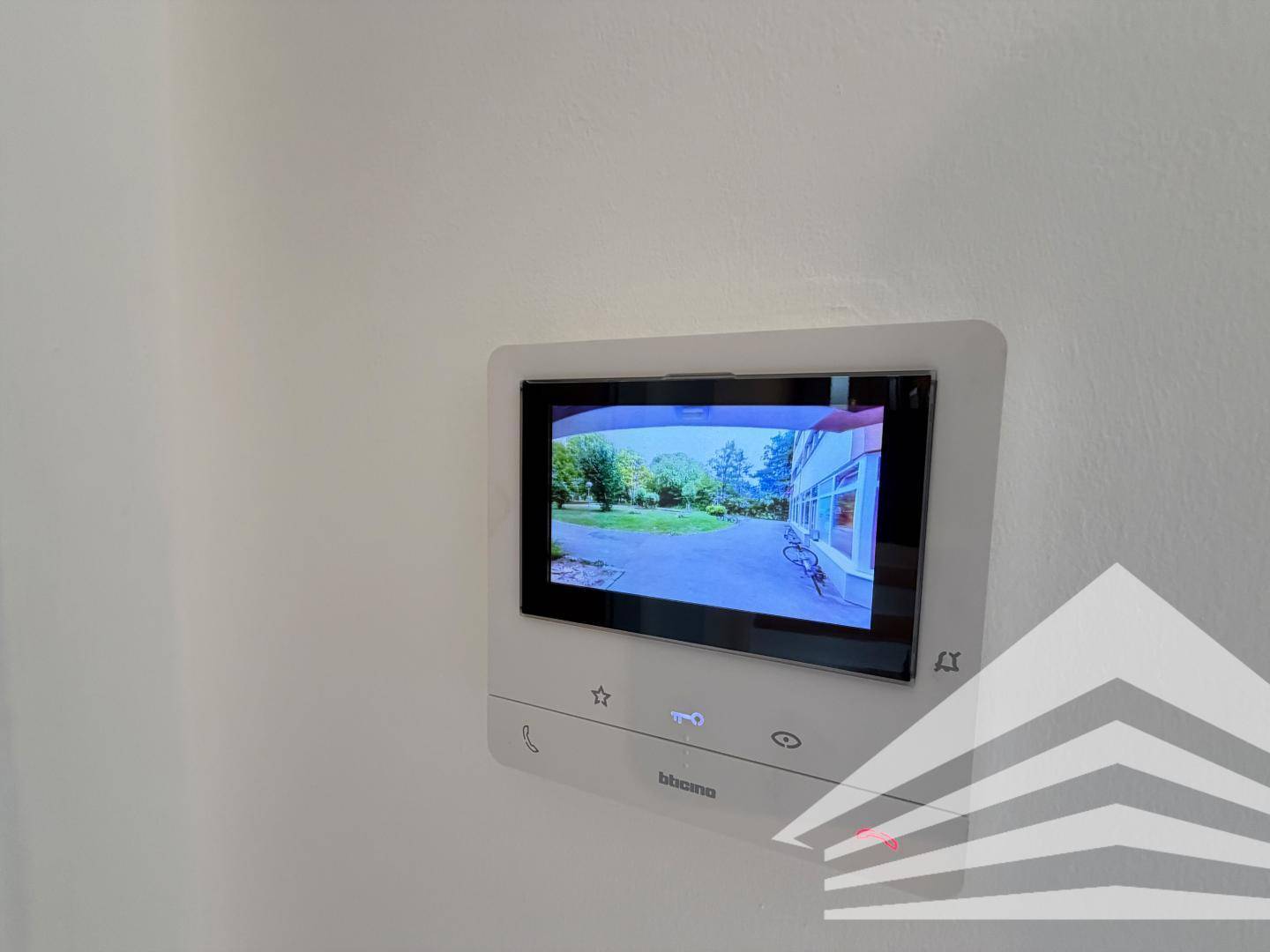 Moderne Video-Gegensprechanlage an der Wand mit Blick auf den Außenbereich.