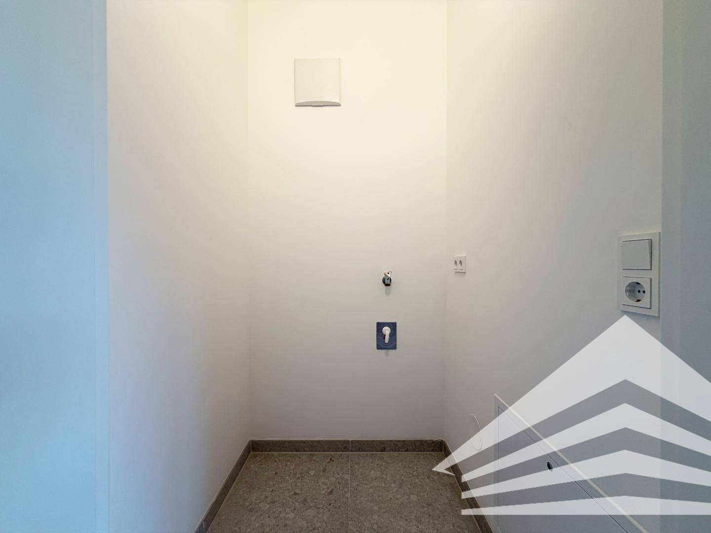 Praktischer Hauswirtschaftsraum mit Anschlüssen für Waschmaschine und Trockner, funktional und hell.
