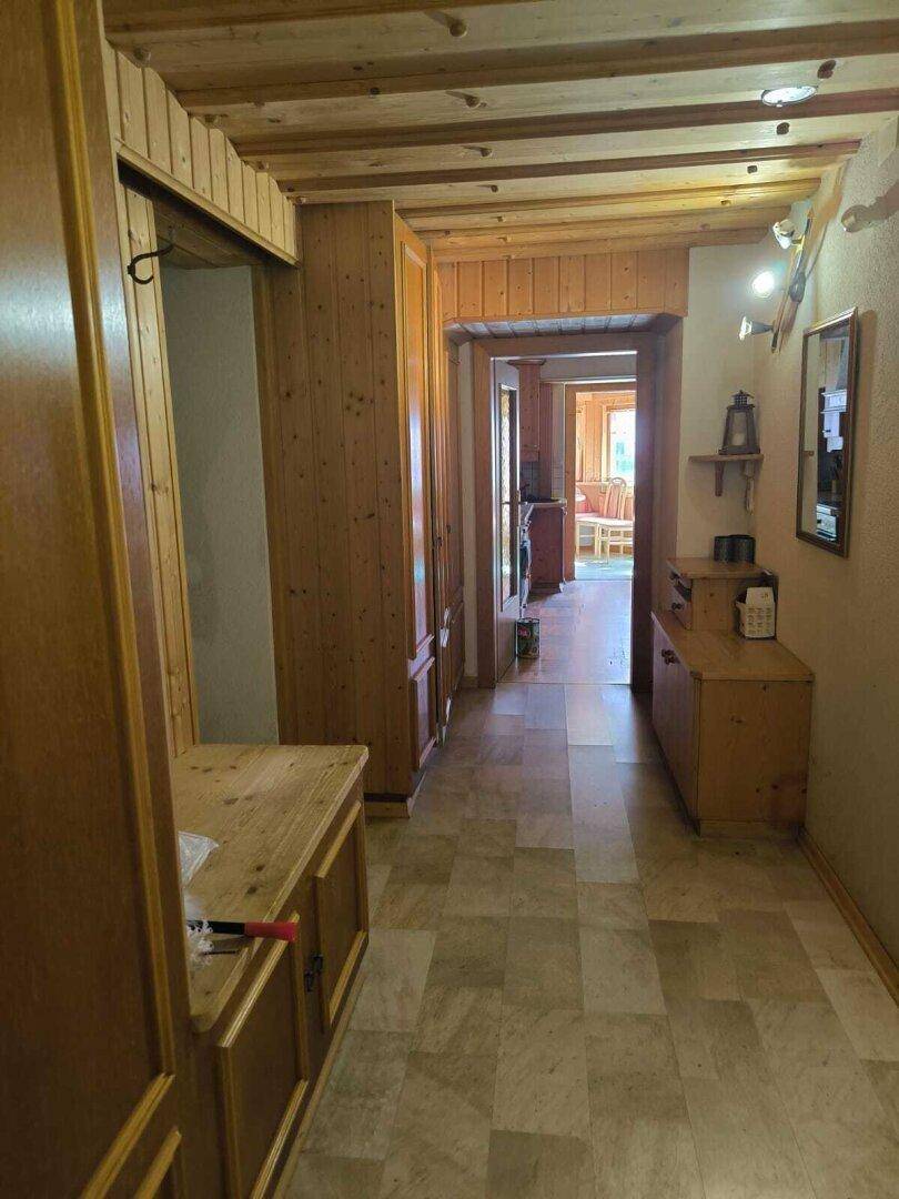 Eingang- Flur- WC- Bad- Heizraum- Garage-Wohnzimmer- Büro- Abstellraum-Frühstücksraum mit Ausgang in den Garten