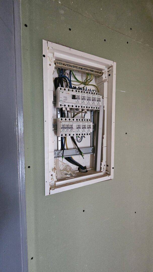 Elektrischer Sicherungskasten in einem Versorgungsraum, zeigt die Installation der Hauselektrik.