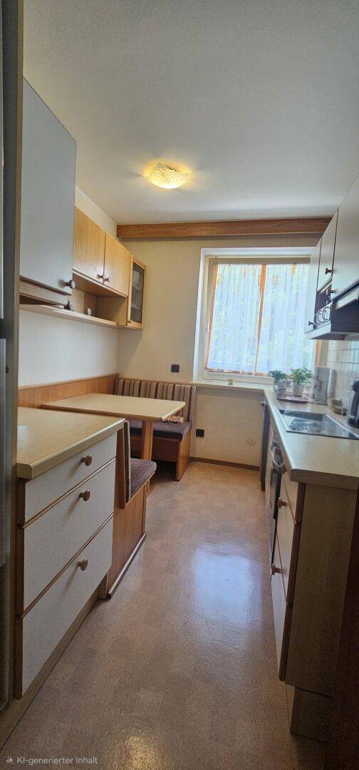 Gemütliche Wohnküche mit Essbereich, Holzschränken und Fenster für Tageslicht.