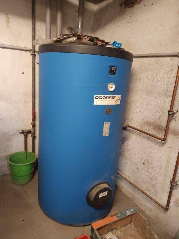 Blauer Warmwasserspeicher der Marke Odörfer im Heizungs- oder Technikraum.